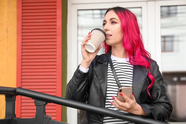 Mooie Vrouw Met Mobiele Telefoon Drinken Koffie Buiten — Stockfoto