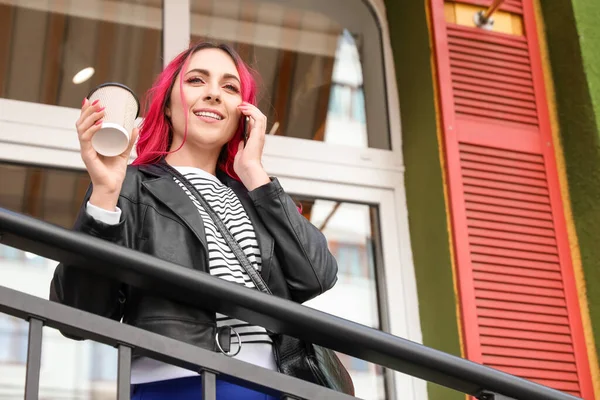 Mooie Vrouw Met Kopje Koffie Praten Door Mobiele Telefoon Buiten — Stockfoto