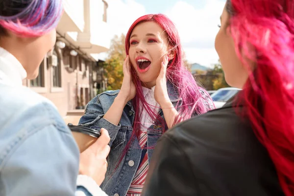 Surprised Young Woman Bright Hair Her Friends Outdoors — ストック写真