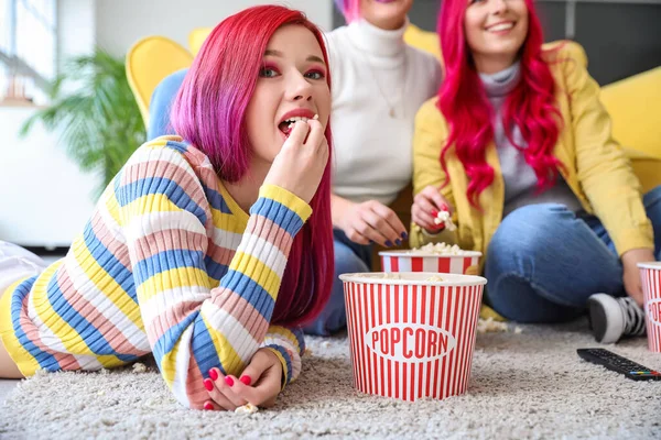 美丽的女人和朋友在家里看电影时吃爆米花 — 图库照片