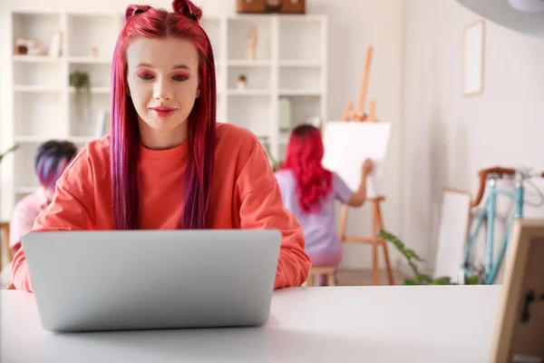 Beautiful Woman Bright Hair Using Laptop Home — Fotografia de Stock