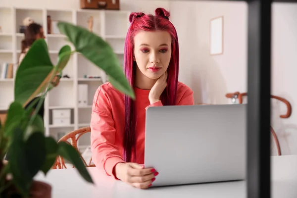 Beautiful Woman Bright Hair Using Laptop Home — Fotografia de Stock