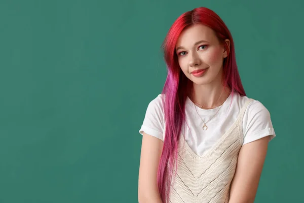 Hermosa Mujer Con Pelo Brillante Sobre Fondo Verde — Foto de Stock