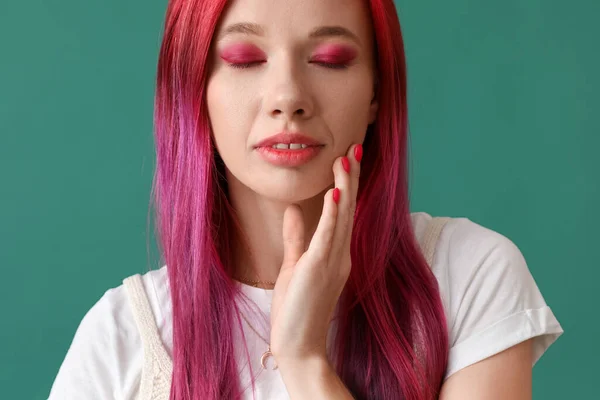 Hermosa Mujer Con Pelo Brillante Sobre Fondo Verde Primer Plano — Foto de Stock