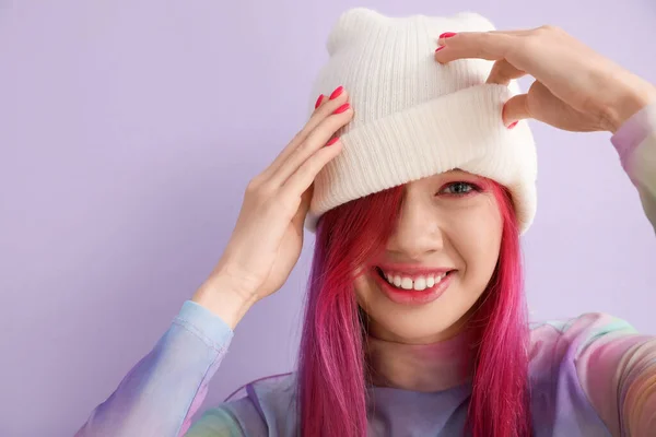 Hermosa Joven Con Pelo Brillante Sobre Fondo Lila Primer Plano — Foto de Stock