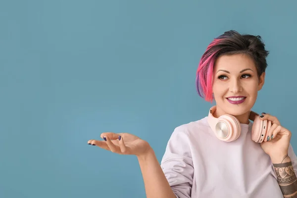 Beautiful Woman Headphones Showing Something Blue Background — стоковое фото