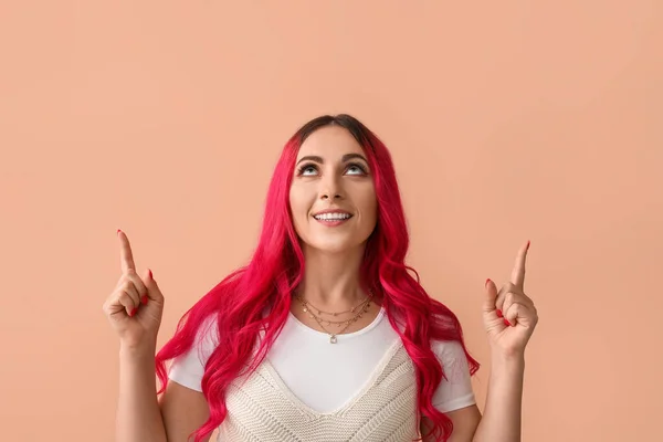 Beautiful Woman Bright Pink Hair Pointing Something Beige Background — Stock Photo, Image
