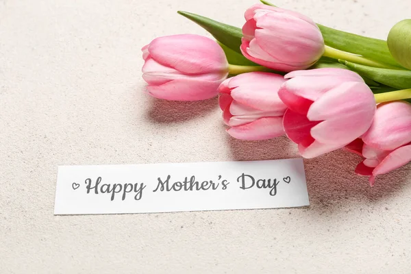 Папір Текстом Happy Mother Day Рожеві Тюльпани Світлому Фоні Крупним — стокове фото