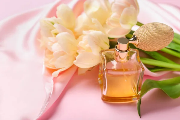 Bouquet Von Schönen Tulpen Und Parfümflasche Auf Rosa Hintergrund Nahaufnahme — Stockfoto