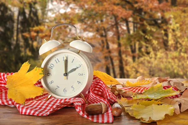 Alarm Clock Acorns Autumn Leaves Table Outdoors Стоковая Картинка