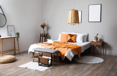 Şık bir oda, yatak ve ziyafet odası.