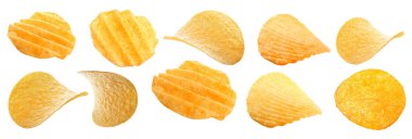 Beyaz arka planda farklı lezzetli patates cipsleri uçuşuyor.
