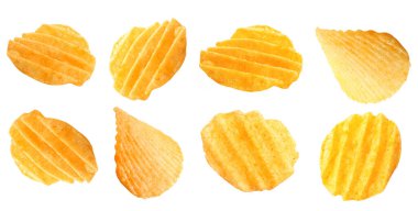 Beyaz arka planda uçan lezzetli patates cipsi.