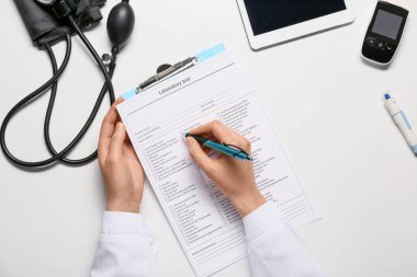Beyaz arka planda laboratuvar test formunda yazan kadın doktor.