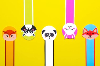 Sarı arkaplanda farklı sevimli yer imleri