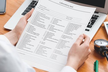 Masada laboratuvar test formu olan kadın doktor, yakın plan.