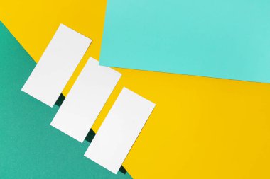 Renk arkaplanı üzerine üç boş kağıt sayfa