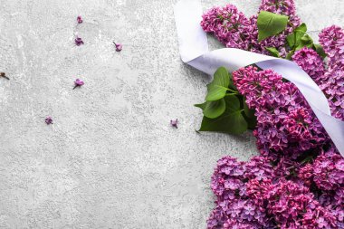 Grunge arka planında kurdele olan mor leylak çiçekleri.