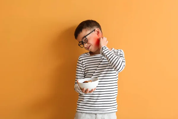 有食物过敏橙色背景的小男孩 — 图库照片