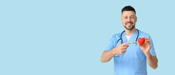 Cardiologista Masculino Sobre Fundo Azul Claro Com Espaço Para Texto — Fotografia de Stock