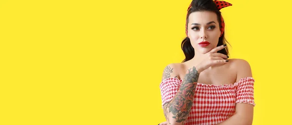 Retrato Hermosa Mujer Tatuada Estilo Pin Sobre Fondo Amarillo Con —  Fotos de Stock