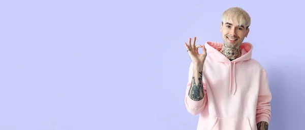 Young Tattooed Man Hoodie Showing Lilac Background Space Text — Stockfoto