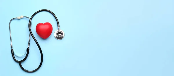 Stetoskop Açık Mavi Zemin Üzerinde Kırmızı Kalp Metin Için Boşluk — Stok fotoğraf