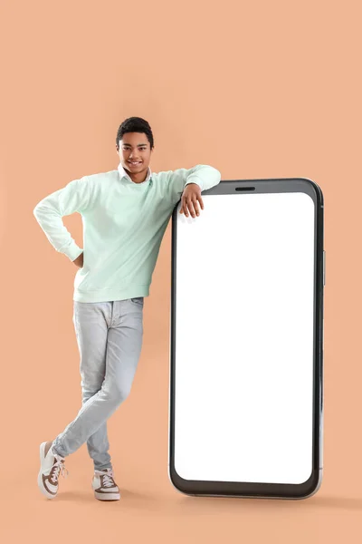 Young African American Guy Big Smartphone Color Background — Φωτογραφία Αρχείου