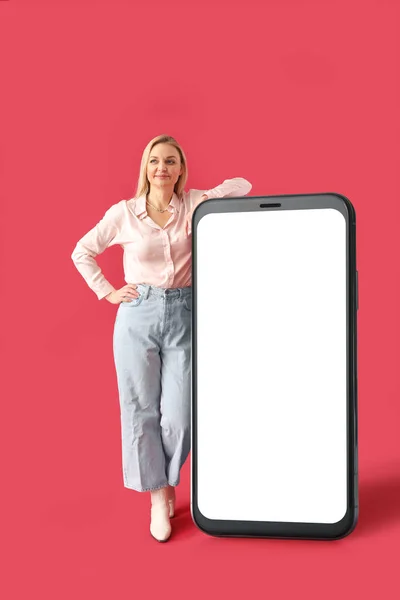 Beautiful Mature Woman Big Smartphone Red Background — Stock fotografie