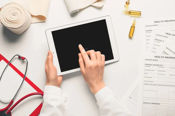 Female Doctor Working Tablet Computer White Background — Zdjęcie stockowe