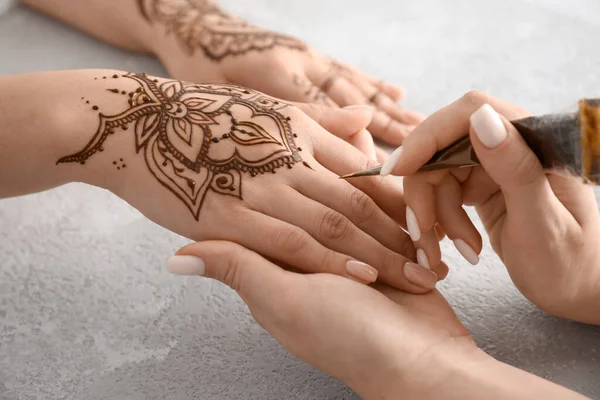 Mehndi Master Drawing Henna Tattoo Female Hand Salon — стоковое фото