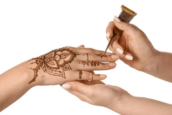 Mehndi Master Drawing Henna Tattoo Female Hand White Background — Fotografia de Stock