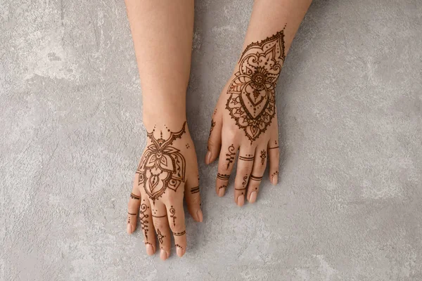 Női Kéz Gyönyörű Henna Tetoválás Grunge Háttér — Stock Fotó