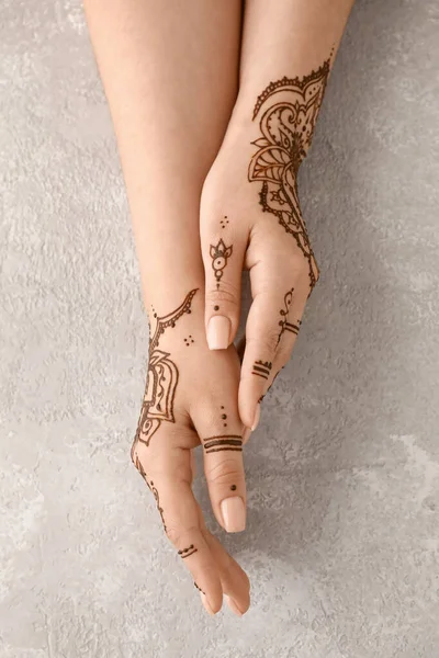 Mãos Femininas Com Tatuagem Hena Bonita Fundo Grunge Close — Fotografia de Stock