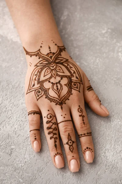 Γυναικείο Χέρι Όμορφο Τατουάζ Χένας Grunge Φόντο Closeup — Φωτογραφία Αρχείου