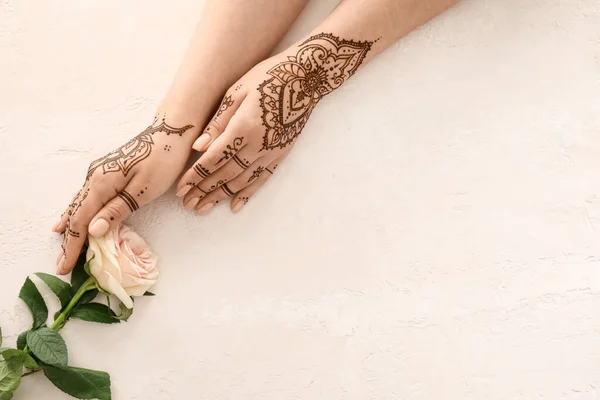 Mãos Femininas Com Tatuagem Henna Bela Rosa Flor Fundo Claro — Fotografia de Stock