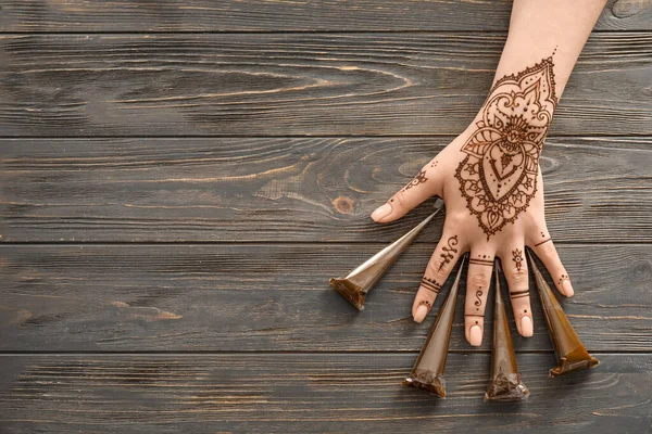 Schöne Weibliche Hand Mit Henna Tätowierung Und Farbe Auf Holzgrund — Stockfoto
