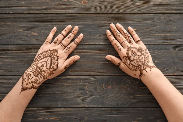 Mãos Femininas Com Bela Tatuagem Henna Fundo Madeira — Fotografia de Stock