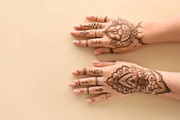 Női Kéz Gyönyörű Henna Tetoválás Színes Háttér Közelkép — Stock Fotó
