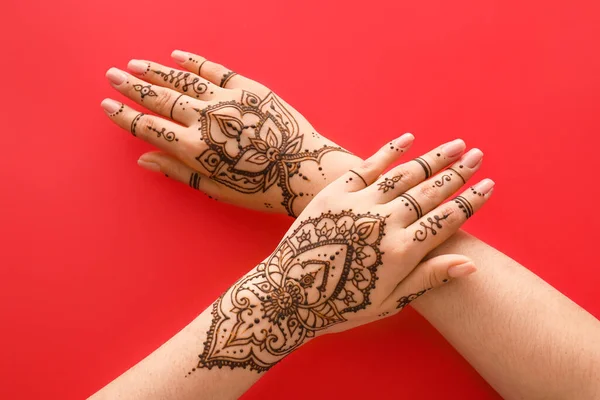 Mãos Femininas Com Tatuagem Hena Bonita Fundo Cor — Fotografia de Stock