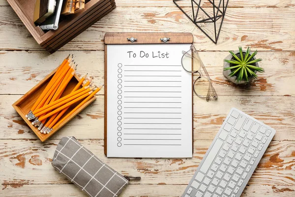 Boş yapılacaklar listesi, kalem, gözlük ve klavye içeren kompozisyon