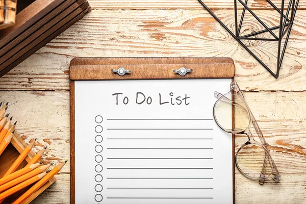 Yapılacaklar listesi boş olan pano ve hafif ahşap arka planda gözlük, kapat