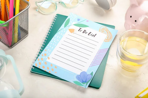 Lista Tareas Blanco Cuaderno Vaso Agua Sobre Fondo Claro — Foto de Stock