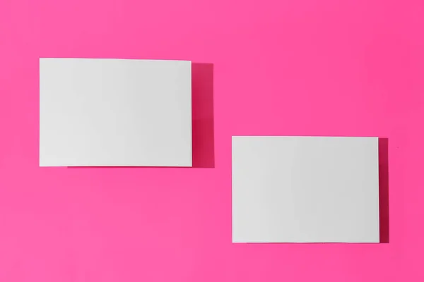 Дві Чисті Аркуші Паперу Рожевому Фоні — стокове фото