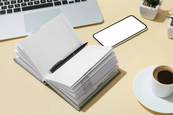 Offenes Notizbuch Stift Handy Und Tasse Kaffee Auf Farbigem Hintergrund — Stockfoto