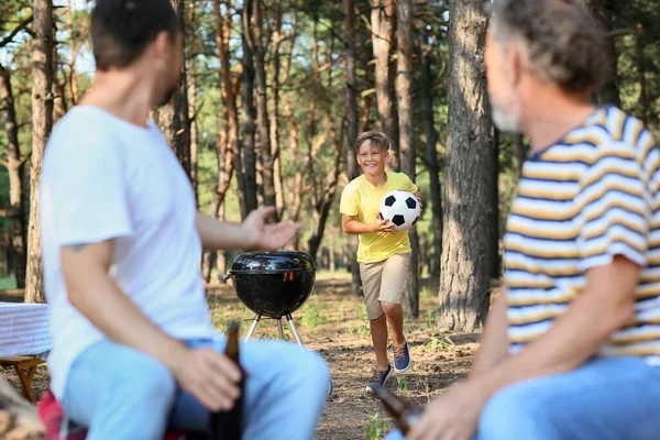 Niño Con Pelota Corriendo Hacia Padre Abuelo Bosque —  Fotos de Stock