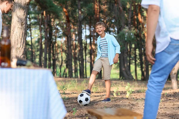 Ragazzino Che Gioca Calcio Con Padre Nonno Nella Foresta — Foto Stock