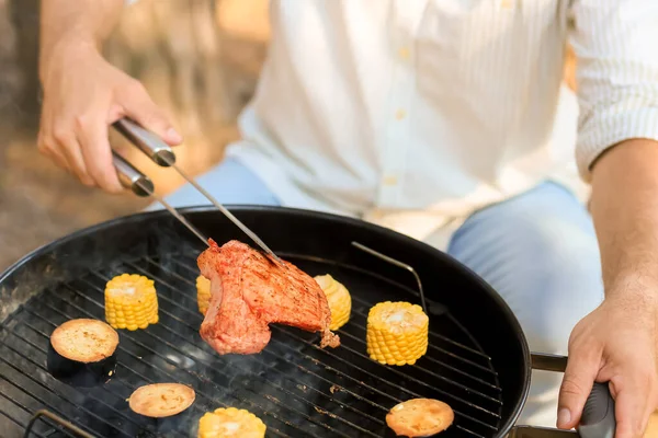 Giovane Che Cucina Carne Alla Griglia Alla Festa Barbecue Primo — Foto Stock
