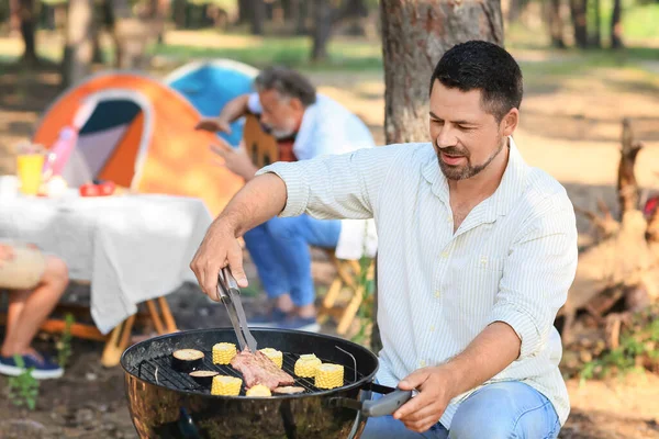 Hombre Guapo Cocinando Comida Parrilla Fiesta Barbacoa —  Fotos de Stock