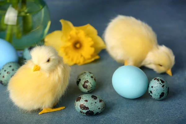 Cute Chickens Easter Eggs Flowers Table — Stock Photo, Image